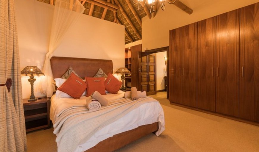 Sea Breeze Villa: Bedroom with a queen size bed