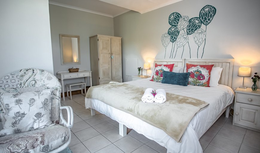 Sunbird Rooms: En-suite bathroom with a shower and a bath. Small fridge, tea/coffee making facilities, hairdryer, heater, fan, save, blockout curtains and free WiFi.