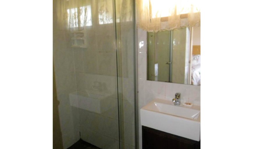 Backsberg Cottage: Bathroom with Shower