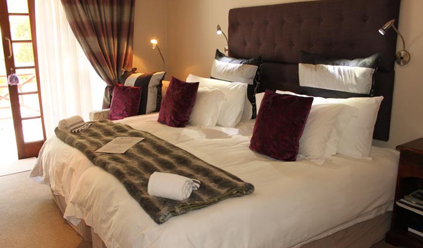 Room 9 Deluxe Twin: Deluxe Room Ensuite George - Bedroom with two 3/4 beds