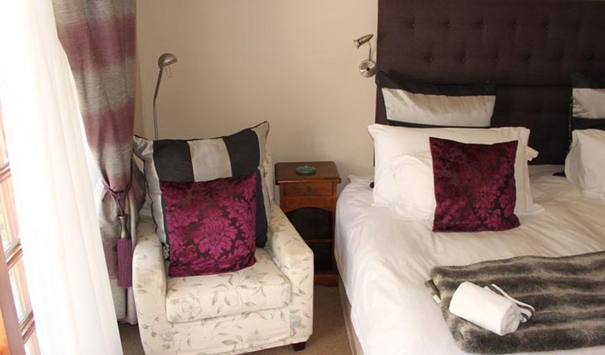 Room 9 Deluxe Twin: Deluxe Room Ensuite George - Bedroom with two 3/4 beds