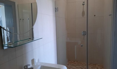 Superior double room: Shower