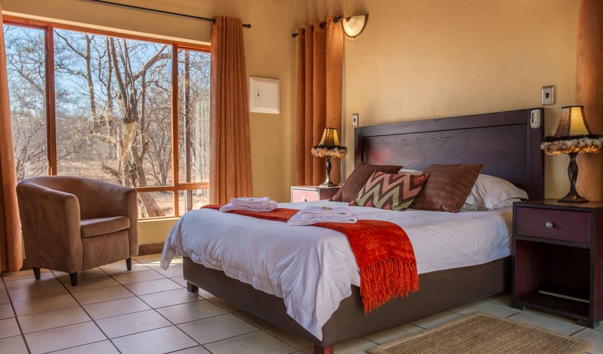 Warthogs Rest Lodge: Bedroom with a double bed