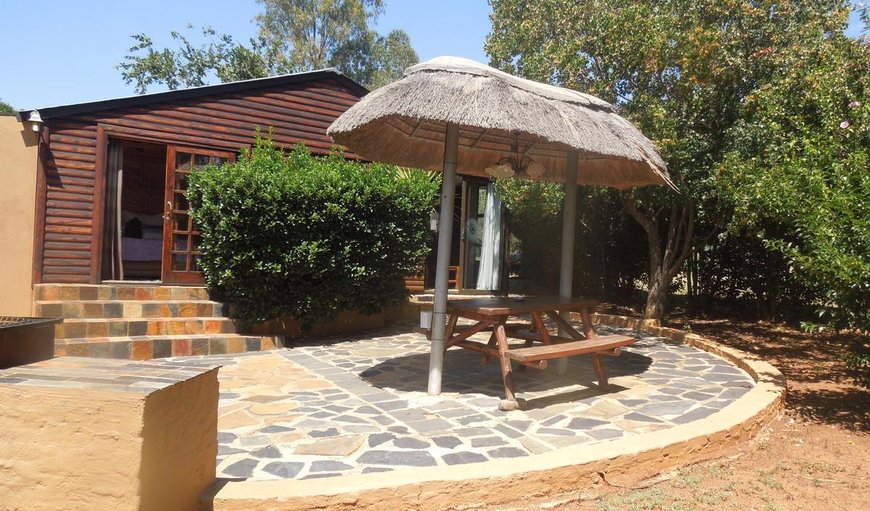 1 Louries Rest: Cottage with outdoor dining table and braai facilities