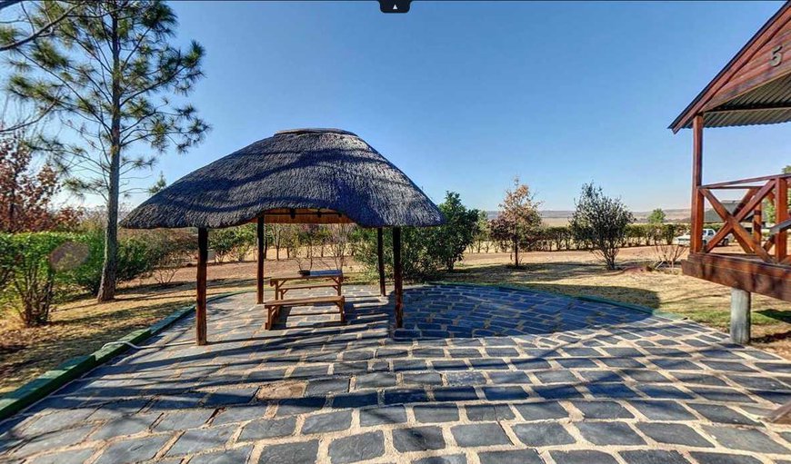 Cottage with outdoor dining table and braai facilities