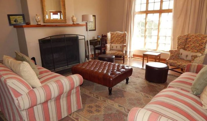 Freestone House: Spacious lounge with fireplace