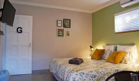 Green Room: Green Room Bed