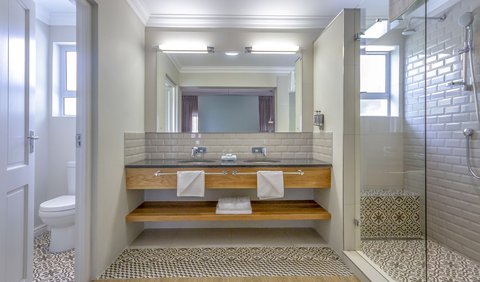 Luxury Twin Rooms - Modern: Bathroom