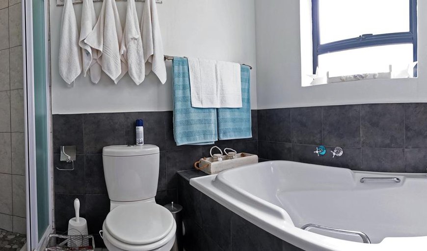 Fraai Uitzicht Struisbaai: Bathroom with Bath and Shower