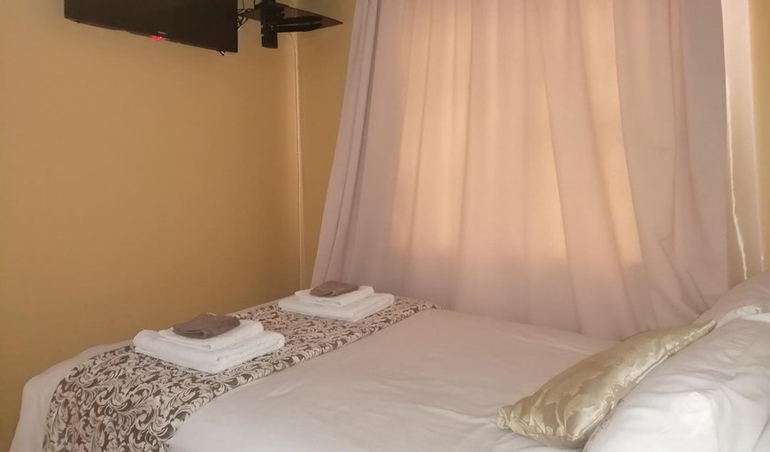Small Double Room with Private Bathroom: Double Room with Shared Bathroom
