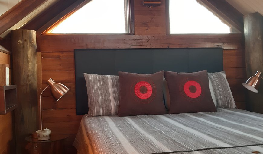 Treehouse: Loft bedroom with double bed