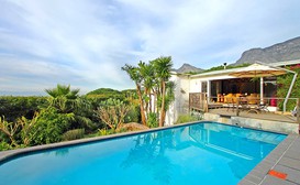 Cape Paradise Lodge and Apartments image