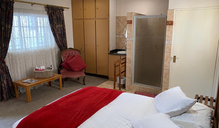 Deluxe Triple Rooms: Deluxe Triple Rooms - Bedroom with a double bed and a single bed