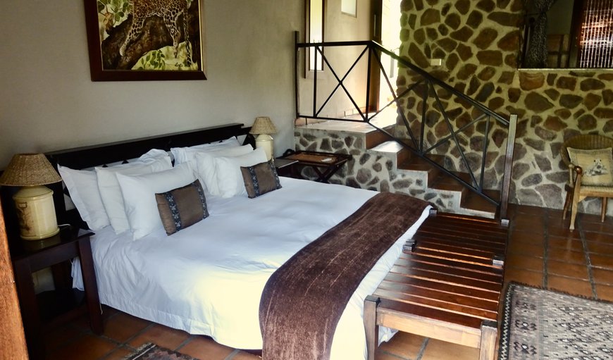 Chalet Room (max 2): Leopard Chalet Room (max 2) - Bedroom with a king size bed (or twin beds)