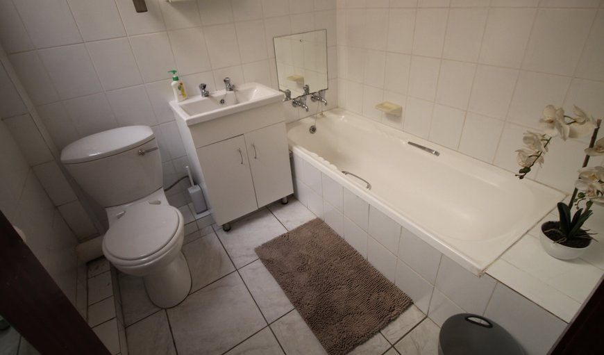 Uvongo Cabanas 15B: En Suite Bathroom