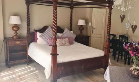 Honeymoon King Room: Bed