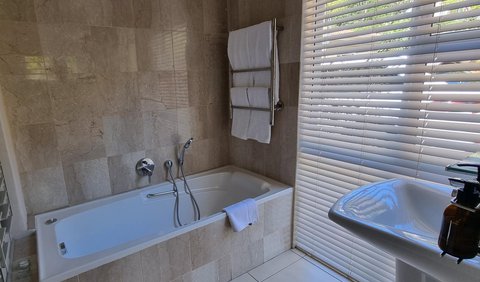 Gazania Suite: Bathroom