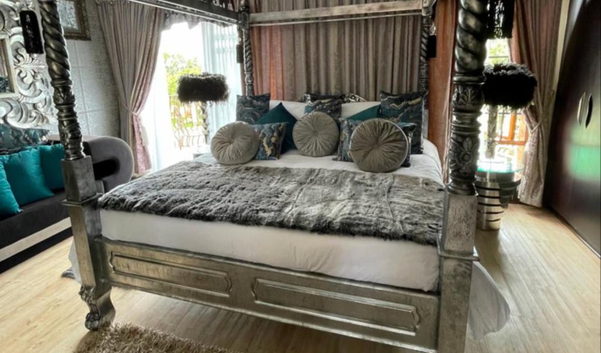 Honeymoon King Room: Bed