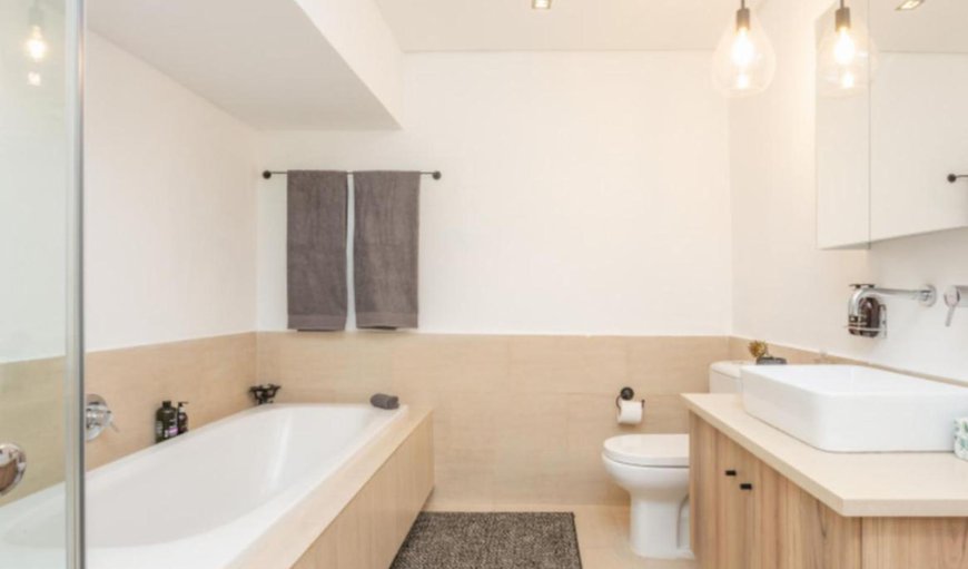 Executive Self-catering Apartment: Bathroom