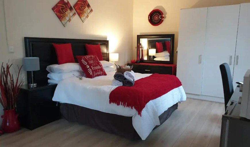 Queen Luxury Room: Bed