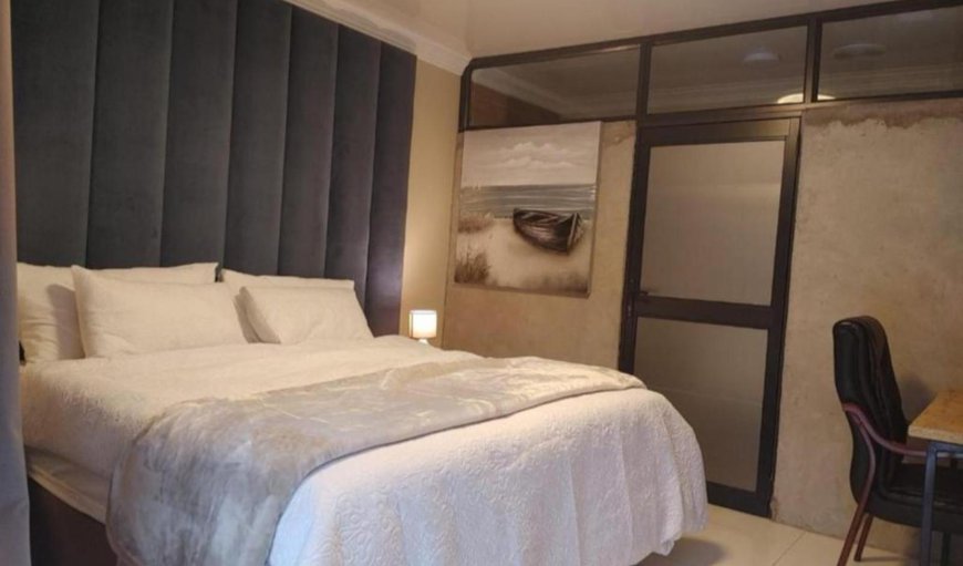 Deluxe Double room with Bath and Shower: Bed