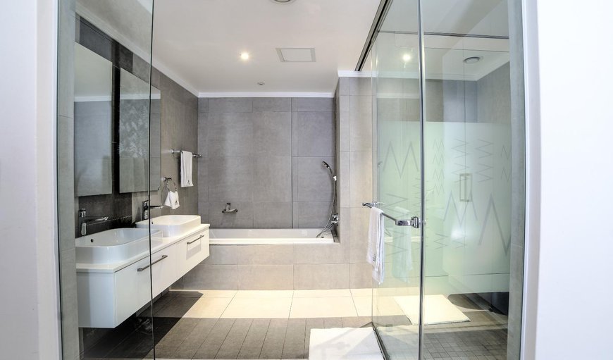 Tenth Floor Luxury Apartment: Bathroom