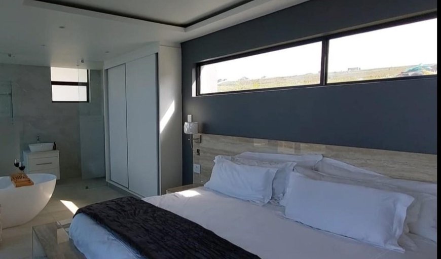 Premium Self-catering Four-Sleeper Villa: Photo of the whole room