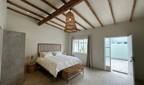 Standard King Room: Bed