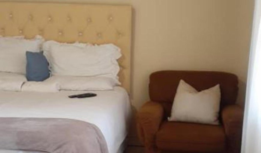 Queen Room with En-suite: Bed