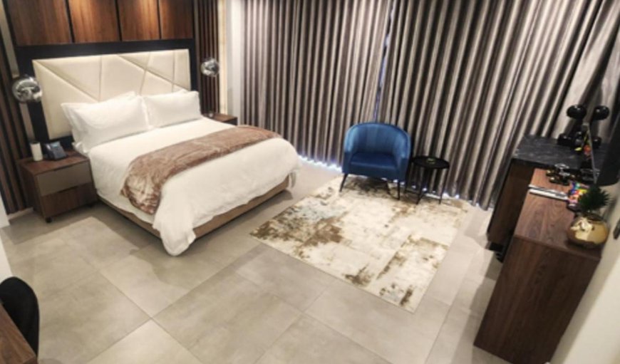The Sapphire Suite: Bed