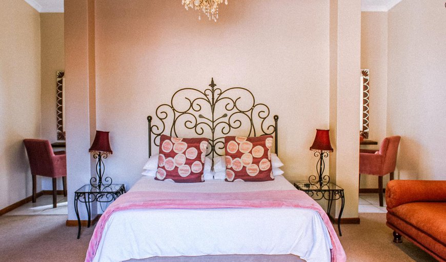Suite 5 - Luxury Double Room: Bed