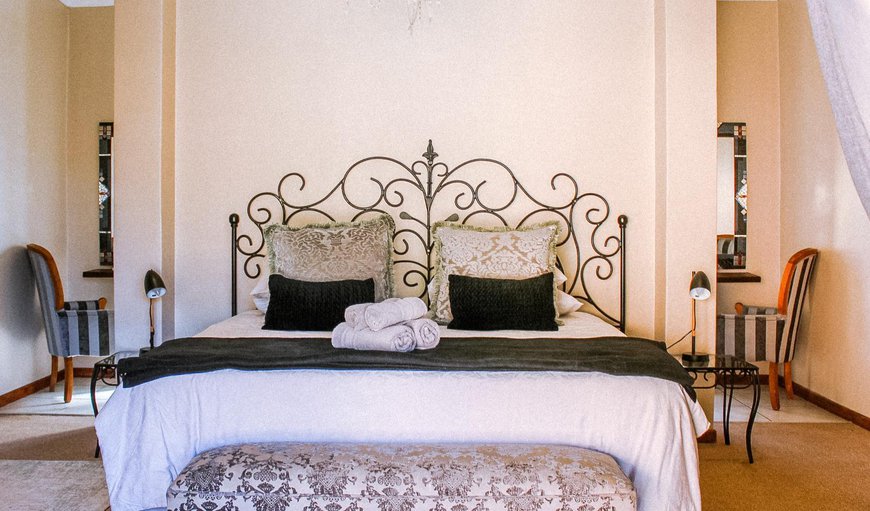 Suite 6 - Luxury King Room: Bed