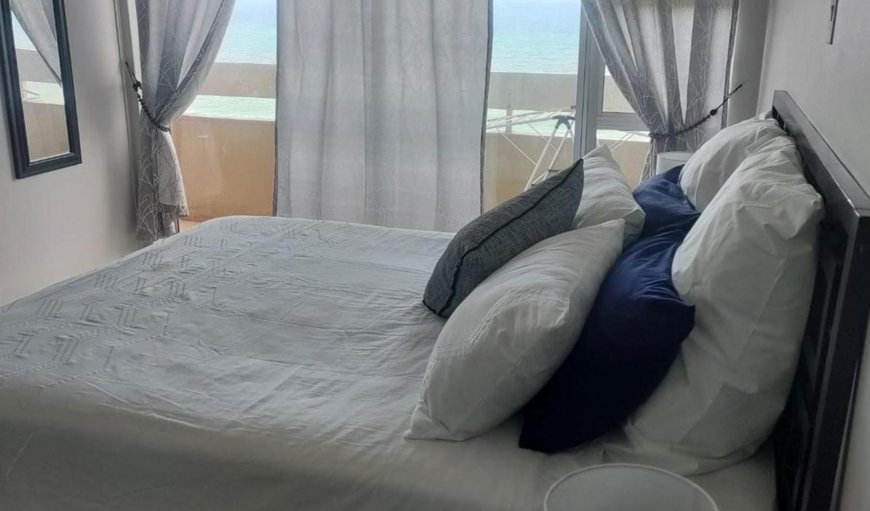 Deluxe Holiday Apartment with Sea View: Bed