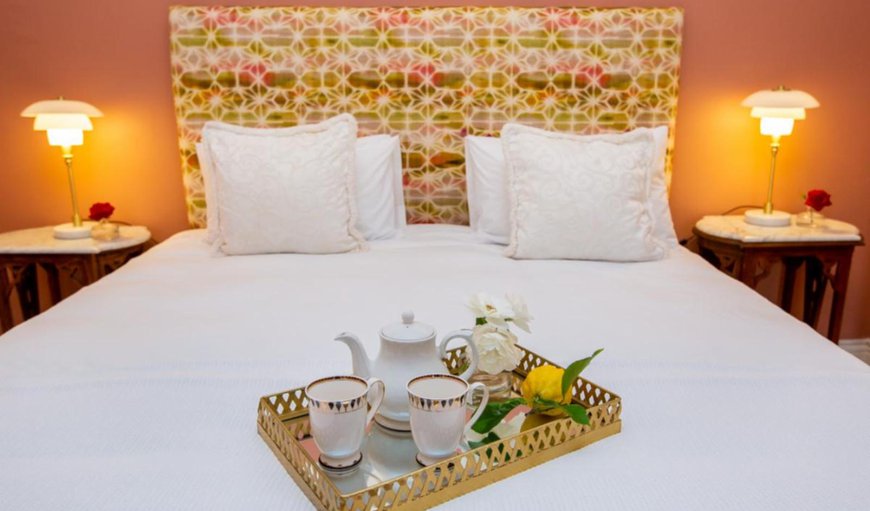Room 3 - Deluxe Luxury Room: Bed