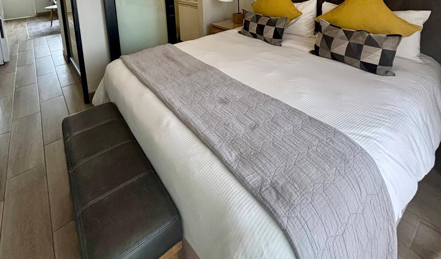 Luxury Apartment: Bed