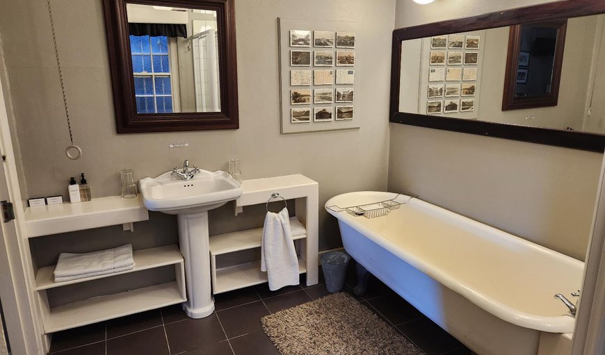 Luxury Suite - Postcard Room: Bathroom