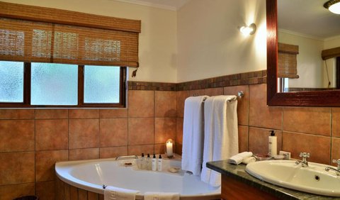 Classic Suites: Bathroom with corner bath