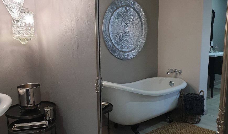 King Room: Suite En-Suite Bathroom with Bath & Shower