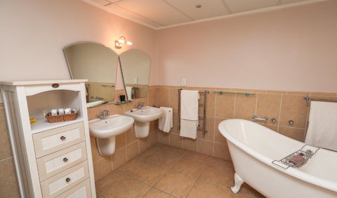 Le Pommier Suite 1: Le Pommier Suite Bathrooms