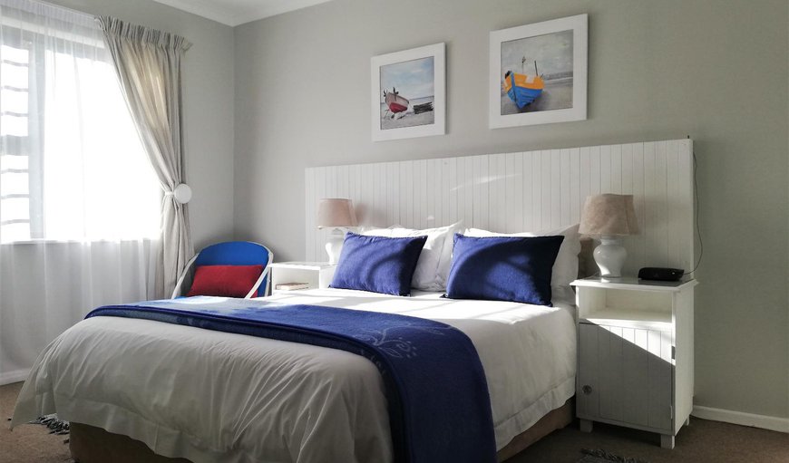 Double Room (en-suite with shower): Bed