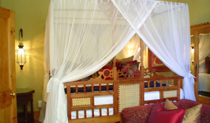 Zanzibari (Double Room): Zanzibari (Double Room) - Bedroom with an XL King-size 4 poster mahogany bed