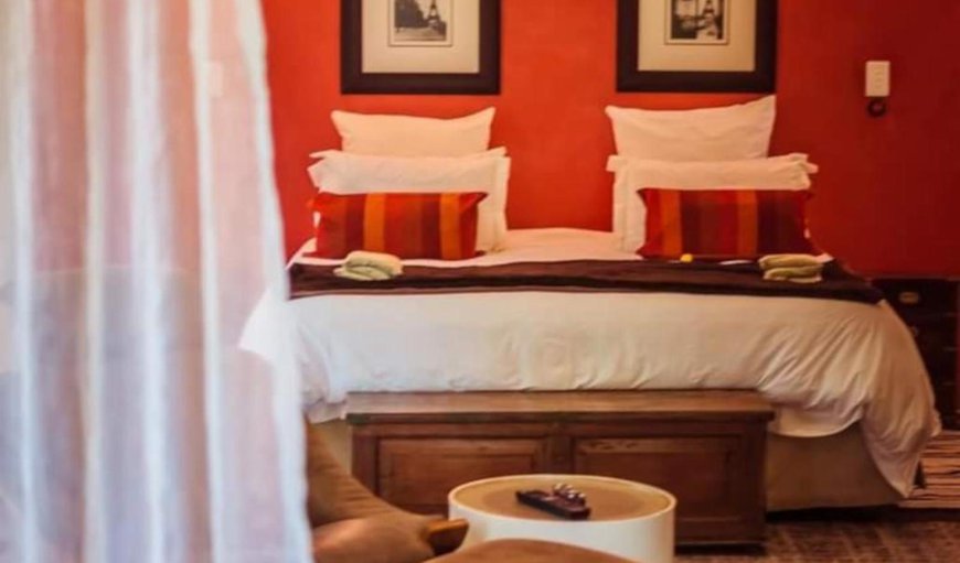 Paris - Luxury Honeymoon Suite: Bed